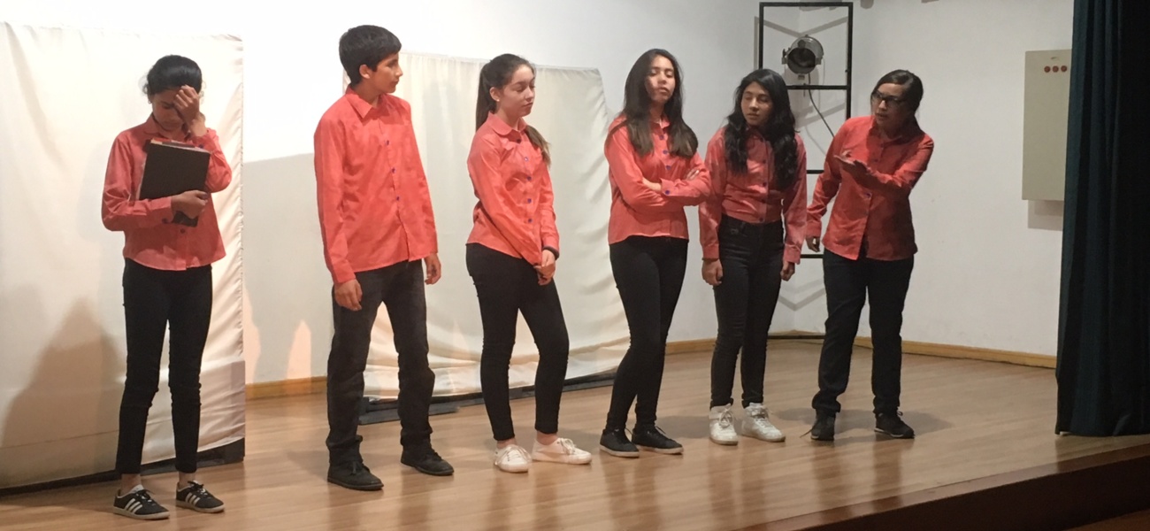 Estudiantes presentan la obra: «Lo Absurdo de la Violencia en un País Largo y Angosto»