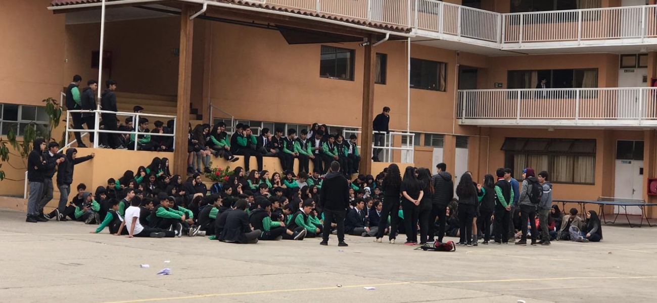 ESTUDIANTES REALIZAN ESPONTÁNEO CONVERSATORIO