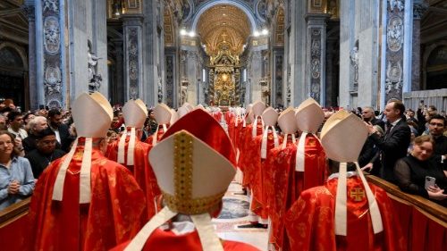 ENTRADA DE LOS CARDENALES AL CÓNCLAVE